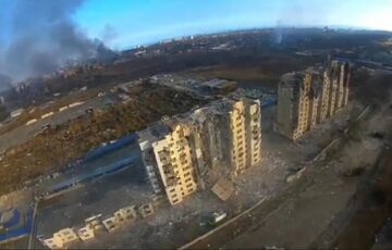 В окупованому Маріуполі знайдено чергову братську могилу з понад сотнею тіл 