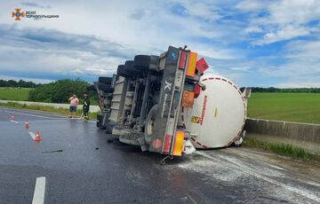 У Тернопільській області перекинувся бензовоз