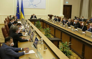 Шмигаль доручив Мінінфраструктури знизити ціни на авіаквитки