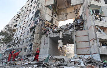 Растет число погибших в результате удара по жилому дому в Харькове