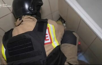 В одной из квартир разрушенного дома в Сумах спасатели нашли живого кота: видео