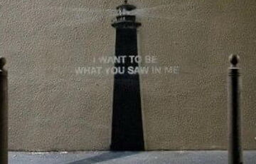 Бенксі показав нову роботу - маяк з написом ”Я хочу бути тим, що ви побачили в мені”