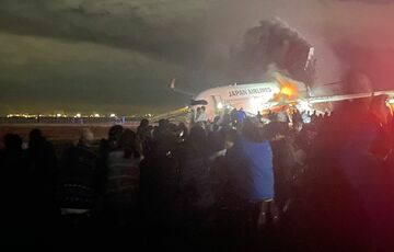 В аэропорту Токио при посадке загорелся пассажирский самолет: фото, видео