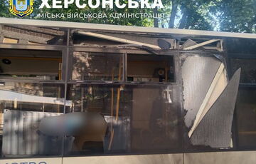Появились фото атакованного дроном автобуса в Херсоне: растет число раненых