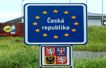 Чехия временно восстанавливает пограничный контроль на границах со Словакией: названа причина 