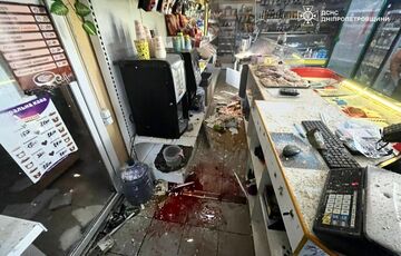 Россияне обстреляли продуктовый магазин в Никополе: двое раненых в тяжелом состоянии (фото)