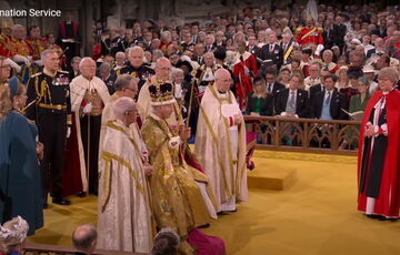 У мережі жартують над капелюшком принцеси Анни, що закрив Гаррі на коронації Чарльза ІІІ