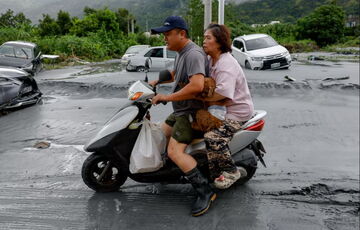 На Тайвань обрушився супертайфун ”Рагаса”: загинуло 14 людей, 130 зникли безвісти (кадри)