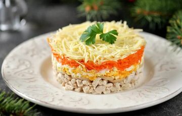 Альтернатива ”Шубі” та ”Мімозі”: рецепт смачного листкового салату з куркою