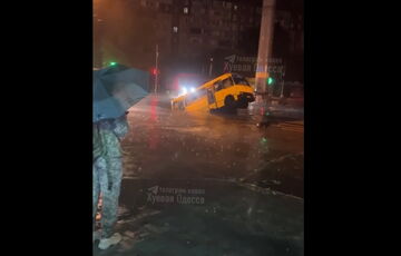 Из-за потопа в Одессе начал проваливаться под землю транспорт, а дети отправлены на дистанционку