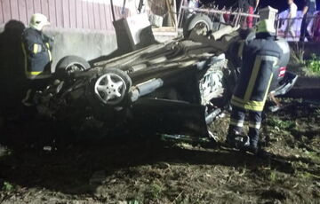 На Львівщині 18-річний водій злетів з дороги, машина перекинулася: є загиблий