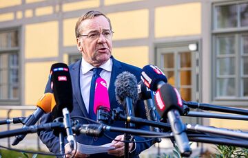 Російські розвідувальні супутники відстежують космічні апарати німецьких військових