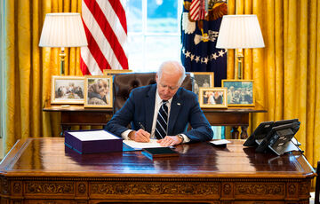 Байден подписал закон о ленд-лизе для Украины