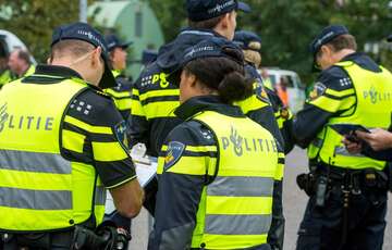 Атака в Нідерландах: люди масово отримують конверти з білим порошком (фото, відео)