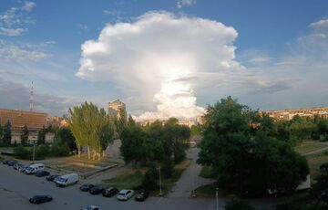 Мешканців Запоріжжя збентежила хмара у вигляді гриба: вчені кажуть, така з'являється перед шквалом (фото) Мешканців Запоріжжя збентежила хмара у вигляді гриба: вчені кажуть, така з'являється перед шквалом (фото)