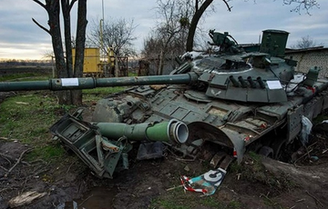 Россия за сутки потеряла десятки бронемашин, вертолет, катер и 300 военных 