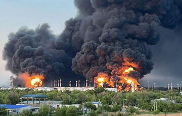 На нефтебазе в Энгельсе продолжает гореть как минимум один резервуар с топливом после атаки БПЛА: фото