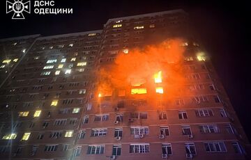 Два человек погибли, 14 пострадали: кадры последствий российской атаки на Одессу