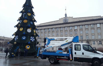 В Черкассах главную елку города украсили ”глазом дьявола”, - ФОТО
