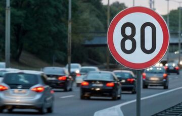 У Києві передумали і дозволили на семи вулицях їздити до 80 км / год, а фактично до 102 км / год У Києві передумали і дозволили на семи вулицях їздити до 80 км / год, а фактично до 102 км / год