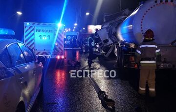 В Киеве бензовоз на скорости въехал в фуру