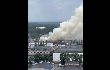 В России горит военный завод ”Уралтрансмаш”: видео