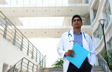 В Індії народних цілителів офіційно допустили до операцій