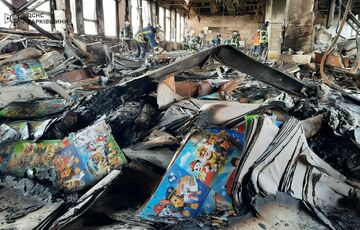 В Харькове из-за удара России дотла сгорели несколько типографий: ГСЧС показало новые фото