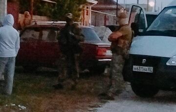 У Криму російські силовики проводять жорсткі обшуки у кримських татар: фото