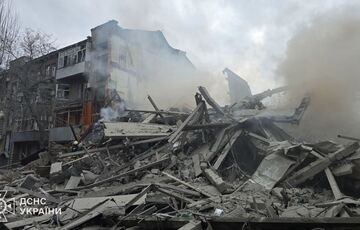 Россияне нанесли ракетный удар по жилой пятиэтажке в Харькове: уже 16 пострадавших (фото)