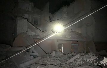 Троє людей постраждали внаслідок удару балістикою по селищу під Харковом