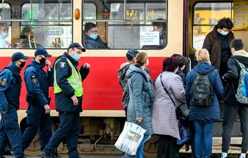 В Киеве транспорт продолжает работать, но со строгими ограничениями - заполнение вагона на 50% В Киеве транспорт продолжает работать, но со строгими ограничениями - заполнение вагона на 50%