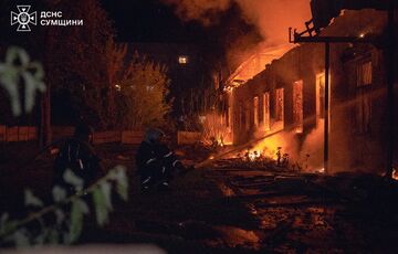В Сумах потушили масштабный пожар после российского удара: кадры В Сумах потушили масштабный пожар после российского удара: кадры