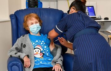 У Британії стартувала масова вакцинація від коронавірусу: хто отримав вакцину першим