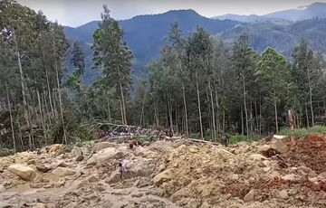 Сотни человек похоронены под землей после оползня в Папуа-Новой Гвинее: видео