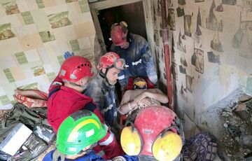 Рятувальники дістали живого чоловіка з-під завалів зруйнованого будинку у Києві (фото)