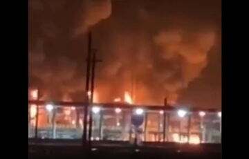 Пожар на нефтебазе в Брянской области после атаки дрона до сих пор продолжается: видео