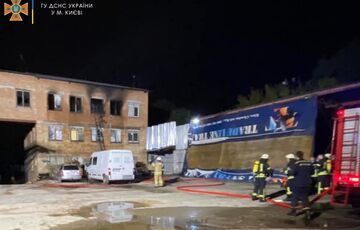 ПП в Києві: одна людина заживо згорів через сильну пожежу в хостелі
