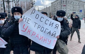 ”Руки геть від України!”: у Москві противники війни провели акцію