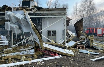 Через нічну атаку в Київській області спалахнули пожежі Через нічну атаку в Київській області спалахнули пожежі
