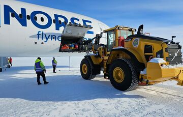 В Антарктиді на смугу зі снігу та льоду приземлився найбільший літак за всю історію польотів на континент