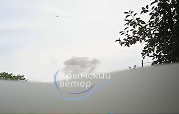 В Севастополе после взрыва в небо поднимается густой дым: кадры