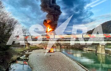 В Туапсе вторые сутки горит НПЗ после атаки