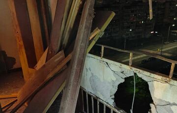 Уламки російського дрону впали на житловий будинок у Києві