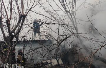 На Донеччині окупанти обстріляли рятувальників, що гасили пожежу