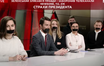 Журналисты каналов Медведчука устроили акцию протеста - ВИДЕО Журналисты каналов Медведчука устроили акцию протеста - ВИДЕО