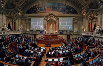 Португальским работодателям запретили в нерабочее время писать и звонить своим сотрудникам  Португальским работодателям запретили в нерабочее время писать и звонить своим сотрудникам