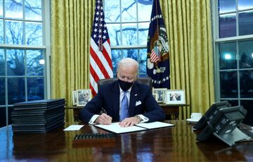 Всупереч Трампу: Джо Байден підписав перші укази на посаді президента США