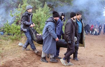 У спецслужбах Польщі розповіли, скільки ще мігрантів перебуває на кордоні з Білоруссю