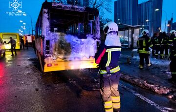 У Києві на проїжджій частині згоріла маршрутка: фото